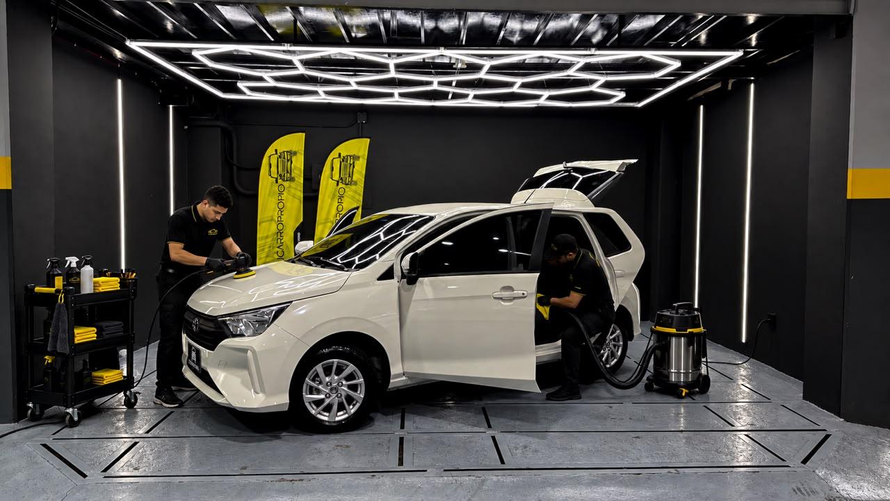 Vehículo con acabado de detailing profesional